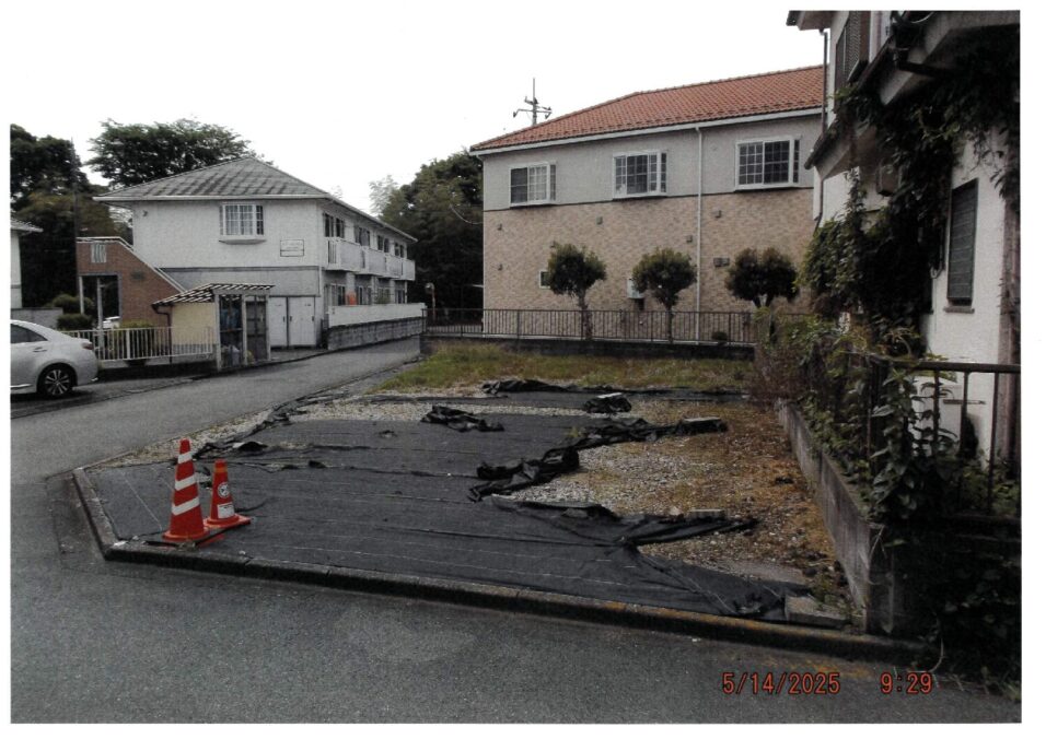 高速道路インター近く、川近く